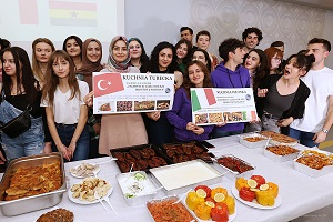 „Kolacja narodów” studentów z Erasmus+