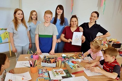Przyszłe pielęgniarki „pokolorowały” świat dzieci z Ukrainy