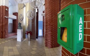 Automatyczny Defibrylator Zewnętrzny w PWSZ im. Witelona w Legnicy Automatyczny Defibrylator Zewnętrzny w PWSZ im. Witelona w Legnicy