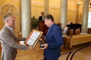 Rektor PWSZ im. Witelona w Legnicy z nagrodą „Aurea Praxis” ! Rektor PWSZ im. Witelona w Legnicy z nagrodą „Aurea Praxis” !