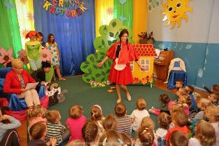 Studentki wystawiły spektakl o „Czerwonym Kapturku” Studentki wystawiły spektakl o „Czerwonym Kapturku”