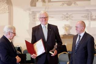 Jubileusz Dolnośląskiego Festiwalu Nauki - wyróżnienie dla profesora Jerzego J. Pietkiewicza i Uczelni Jubileusz Dolnośląskiego Festiwalu Nauki - wyróżnienie dla profesora Jerzego J. Pietkiewicza i Uczelni
