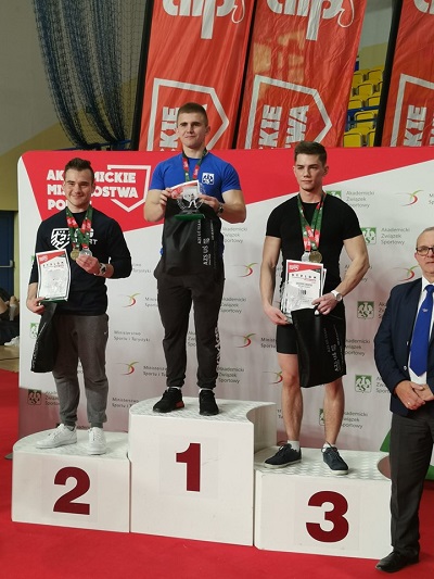 Sebastian Sądej obronił tytuł Akademickiego Mistrza Polski w Trójboju Siłowym Klasycznym w kategorii 74 kg Sebastian Sądej obronił tytuł Akademickiego Mistrza Polski w Trójboju Siłowym Klasycznym w kategorii 74 kg