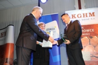 Łukasz Stawarz w gronie najlepszych trenerów Zagłębia Miedziowego 2013 roku - fot. portal.legnica.eu Łukasz Stawarz w gronie najlepszych trenerów Zagłębia Miedziowego 2013 roku - fot. portal.legnica.eu